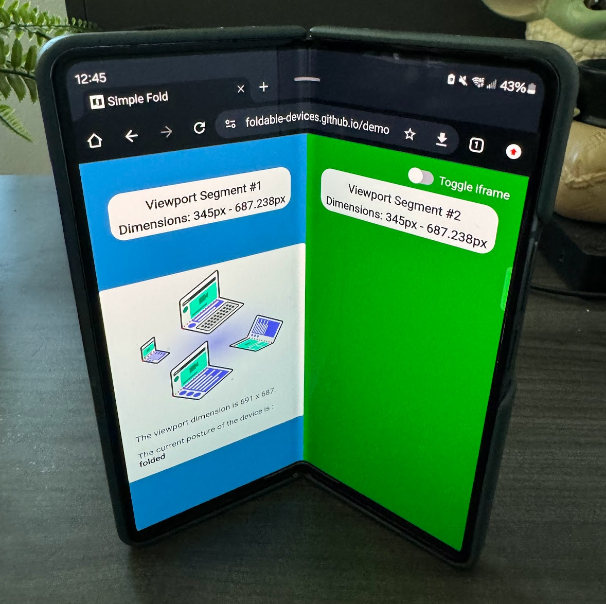 Ein faltbares Smartphone im vertikalen Buchmodus.