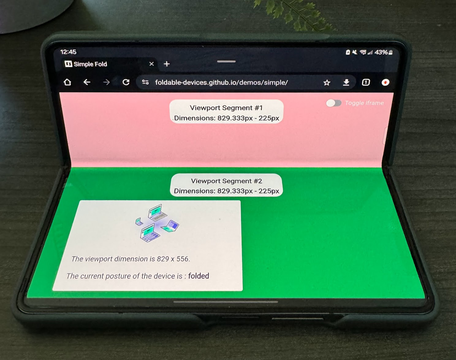 Perangkat foldable menampilkan halaman web yang dibagi menjadi dua segmen logis di sepanjang
engsel.
