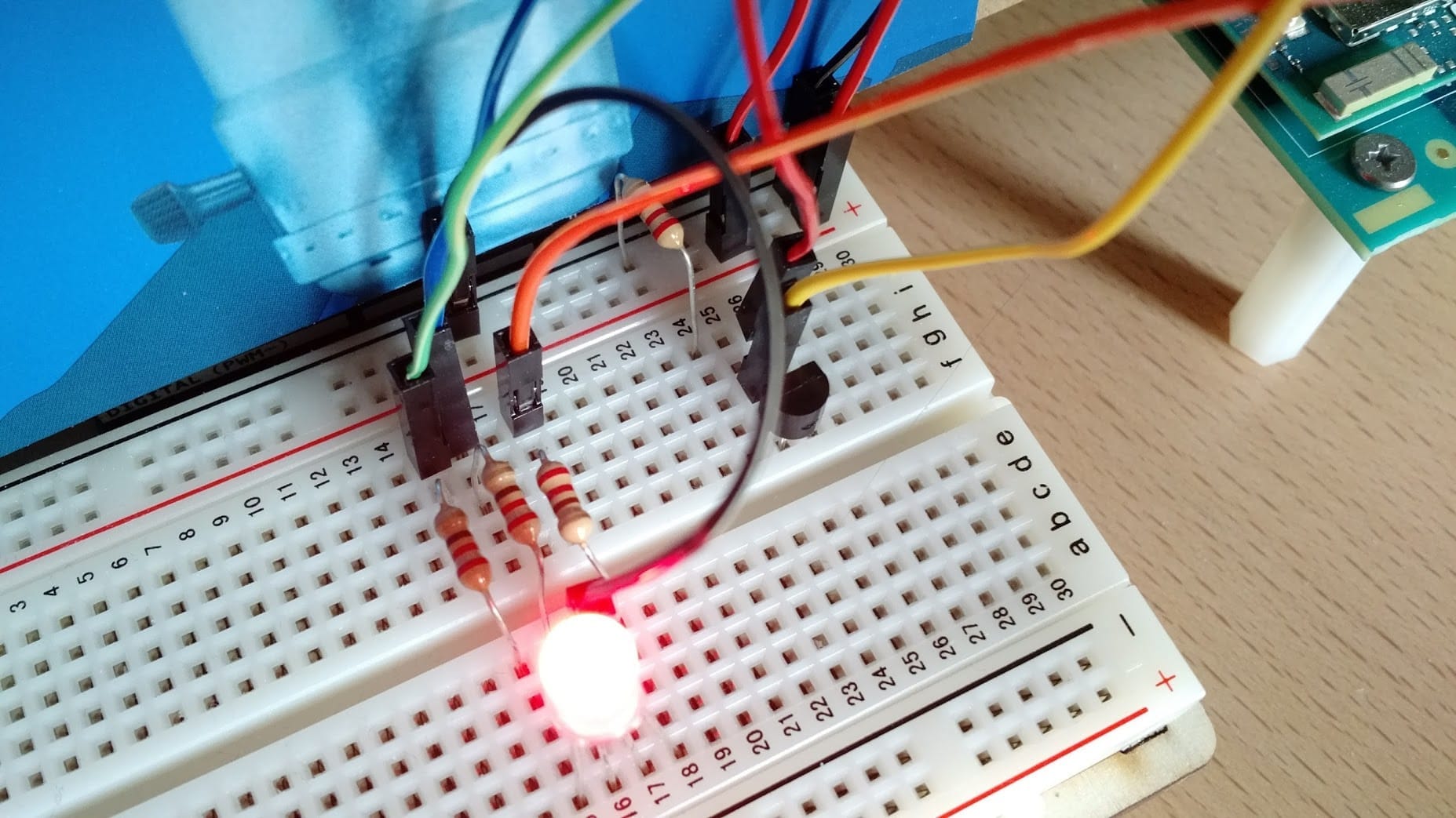 {i>Breadboard<i}.