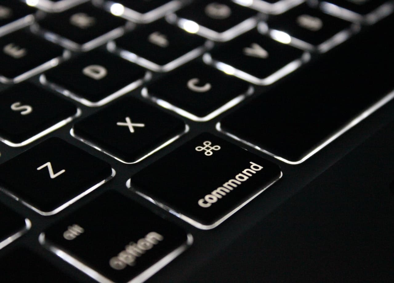 Foto de um laptop preto e prata.