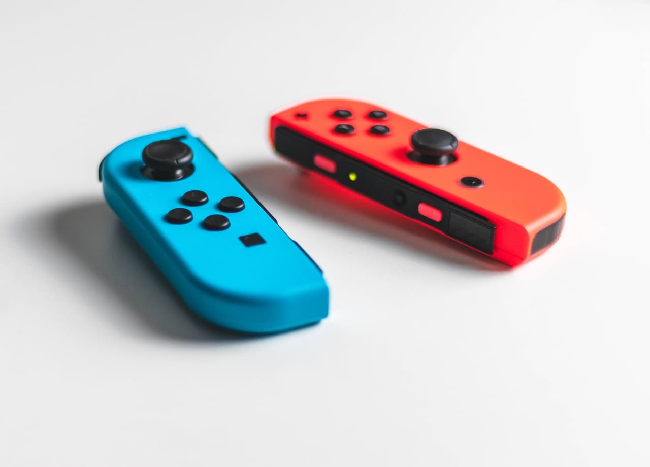 Foto Nintendo Switch berwarna merah dan biru.