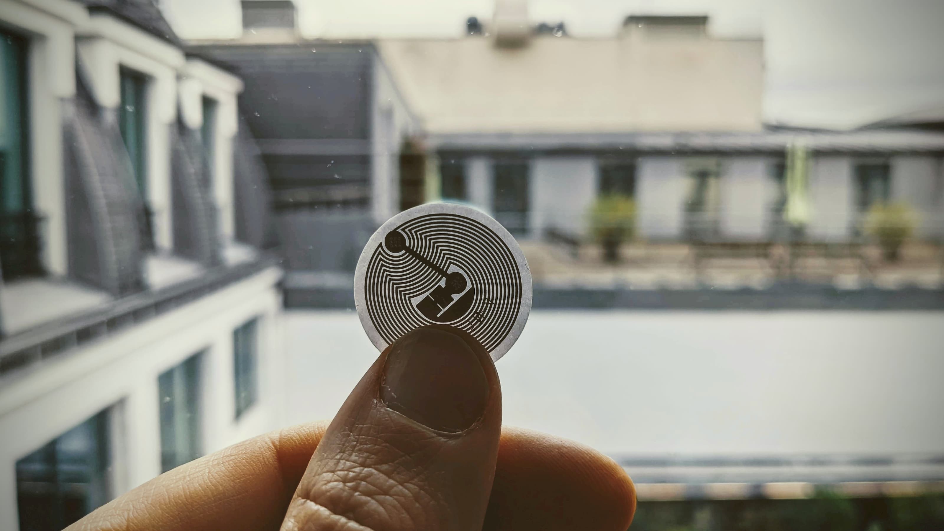 Photo d'un tag NFC transparent