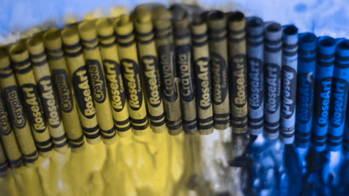 Die Auswirkungen der Simulation von Deuteranopie auf ein farbenfrohes Bild geschmolzener Buntstifte.