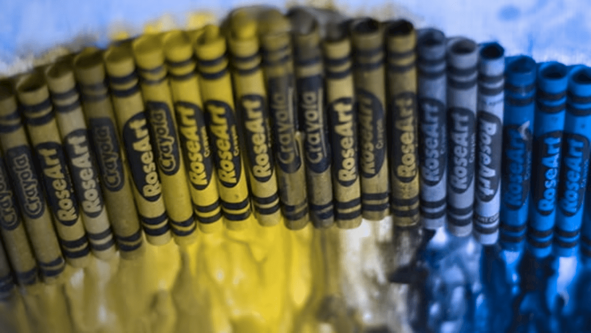 L'impatto della simulazione della protanopia su un'immagine colorata di pastelli fusi.