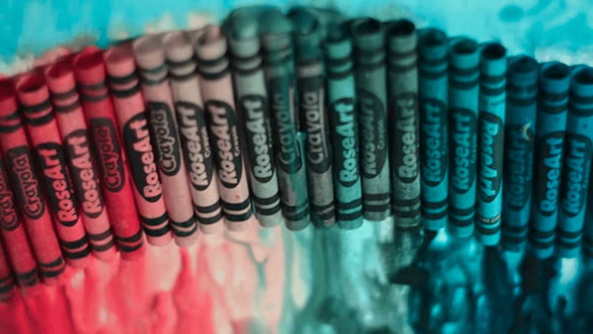 Die Auswirkung der Simulation von Tritanopie auf ein farbenfrohes Bild geschmolzener Buntstifte.
