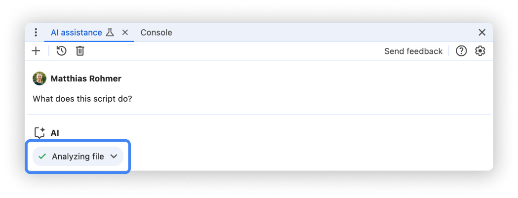 O painel de assistência de IA com o ícone de arquivo "Analisando arquivo" destacado.