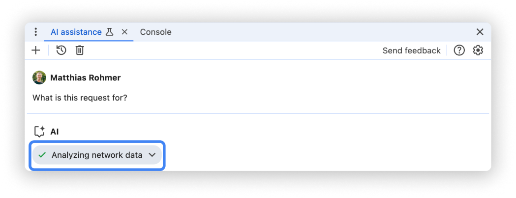 Painel de assistência por IA com o ícone &quot;Analisando dados de rede&quot; destacado.