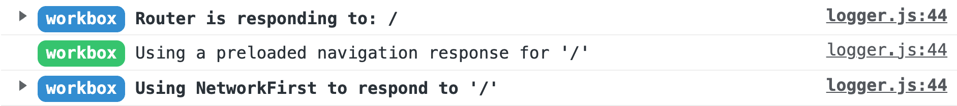 Chrome の DevTools のコンソールに表示された Workbox のログのスクリーンショット。上から順に、「ルーターが / に反応しています」、「/ にプリロードされたナビゲーション リクエストを使用しています」、「/ への応答に NetworkFirst を使用しています」というメッセージが表示されています。